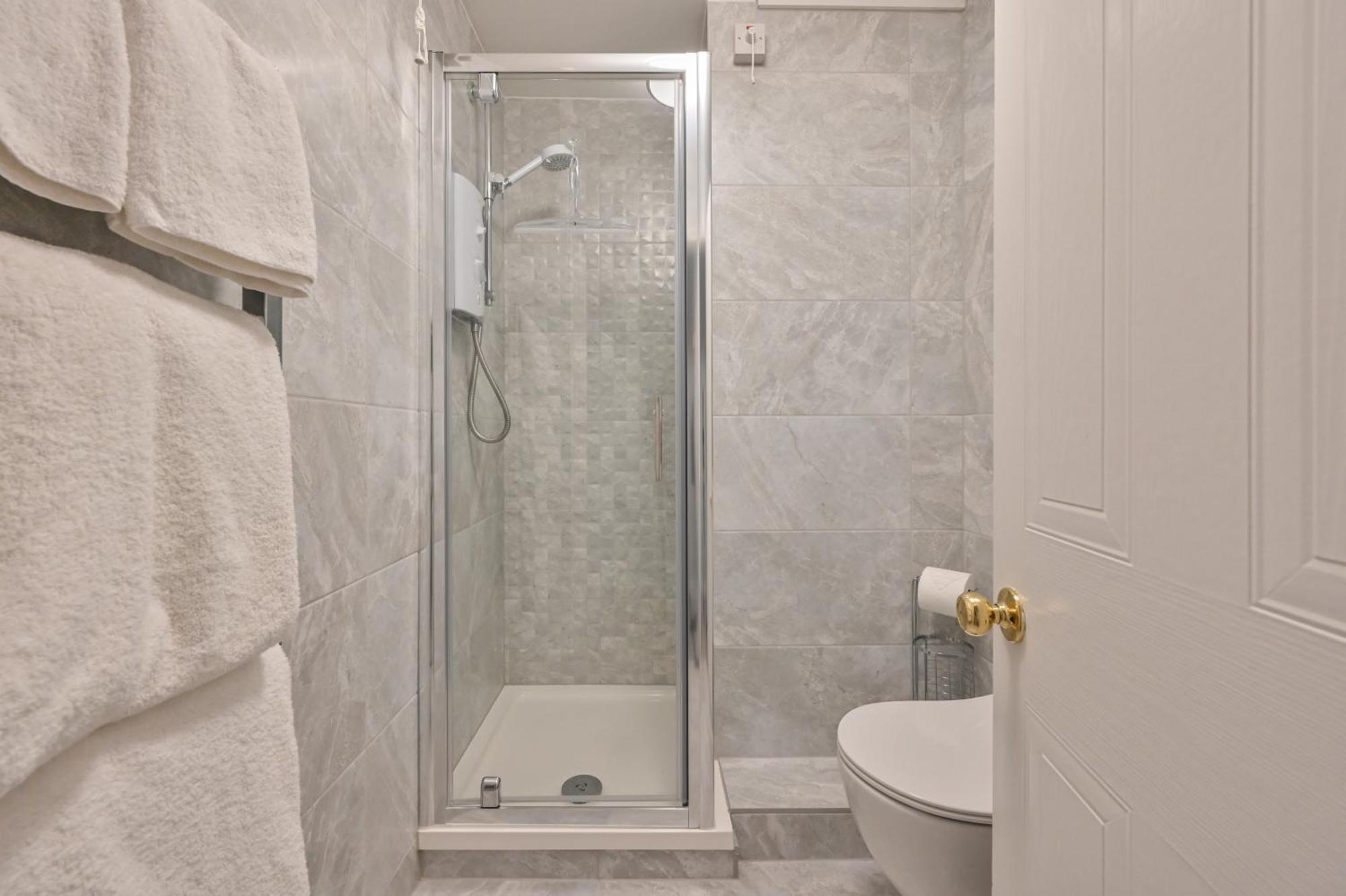 Top Floor Sandbanks Apartment With Free Parking Just Minutes From The Beach And Bars Canford Cliffs Exterior foto