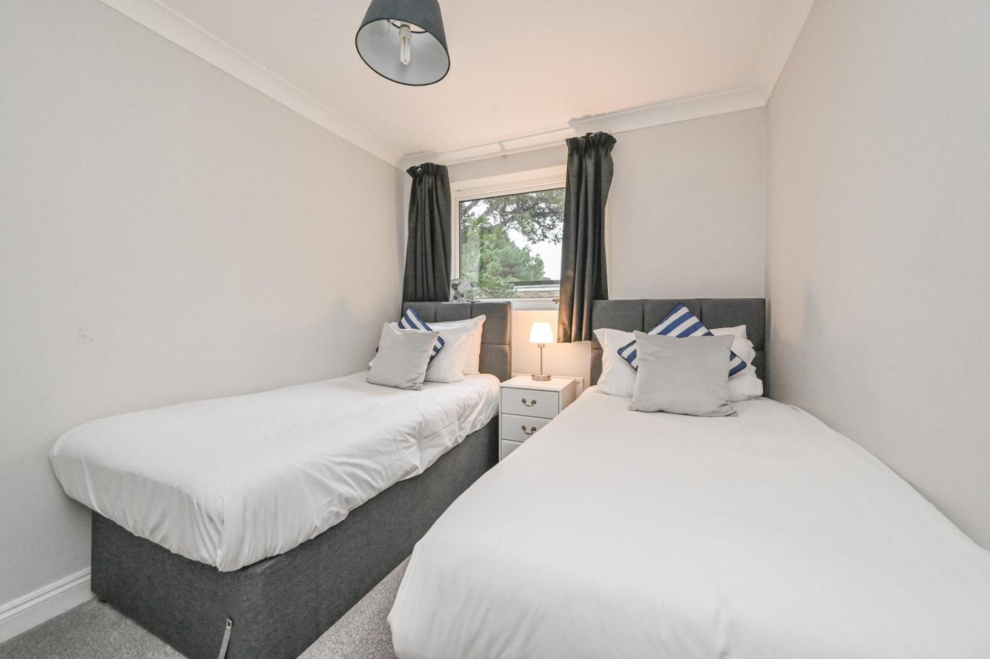 Top Floor Sandbanks Apartment With Free Parking Just Minutes From The Beach And Bars Canford Cliffs Exterior foto